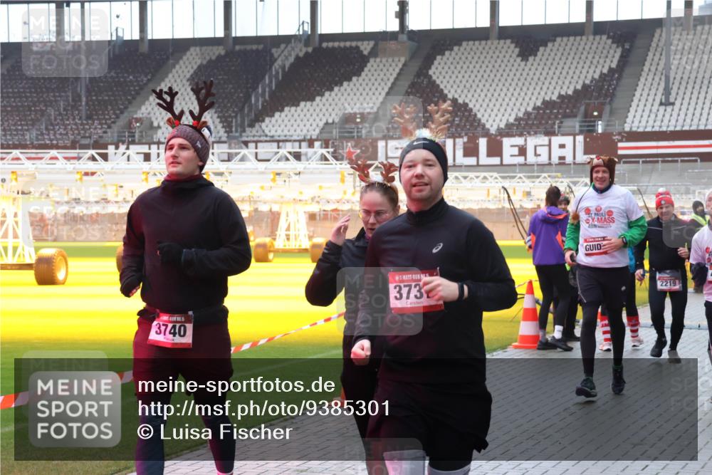 07.12.2025 - St. Pauli X-Mass-Run No. 15 Luisa Fischer http://msf.ph/oto/9385301 07.12.2025 11:34:22 Ziel 3740, 373, 2219, 56, 62, 72, 73, 85, 94, 103, 110, 142, 181, 229, 239, 260, 340, 349, 354, 378, 820, 825, 864, 869, 871, 1001, 1361, 1710, 2056, 2219, 3139, 3253, 3254, 3448, 3549, 3601, 3737, 3740, 4649, 4844 meine-sportfotos.de