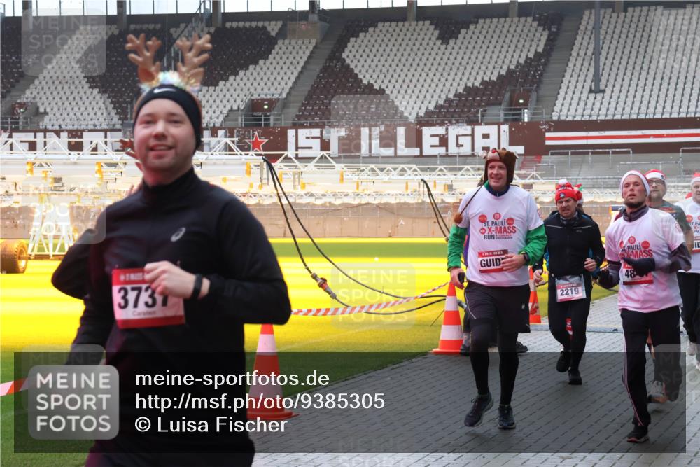 07.12.2025 - St. Pauli X-Mass-Run No. 15 Luisa Fischer http://msf.ph/oto/9385305 07.12.2025 11:34:23 Ziel 373, 2219, 48, 62, 72, 85, 94, 103, 110, 229, 239, 260, 340, 354, 378, 820, 825, 864, 869, 871, 1001, 1361, 1710, 1908, 2056, 2219, 2635, 3139, 3253, 3254, 3448, 3549, 3601, 3737, 3740, 4649, 4844 meine-sportfotos.de