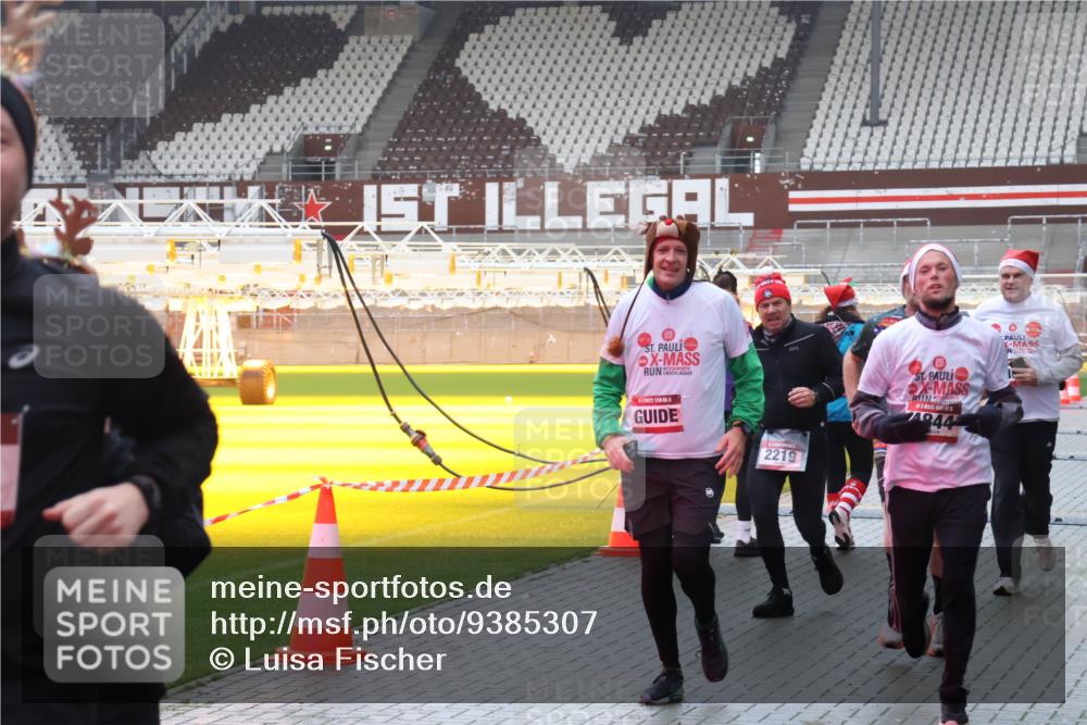 07.12.2025 - St. Pauli X-Mass-Run No. 15 Luisa Fischer http://msf.ph/oto/9385307 07.12.2025 11:34:23 Ziel 2219, 844, 62, 72, 85, 94, 103, 110, 229, 239, 260, 340, 354, 378, 820, 825, 864, 869, 871, 1001, 1361, 1710, 1908, 2056, 2219, 2635, 3139, 3253, 3254, 3448, 3549, 3601, 3737, 3740, 4649, 4844 meine-sportfotos.de