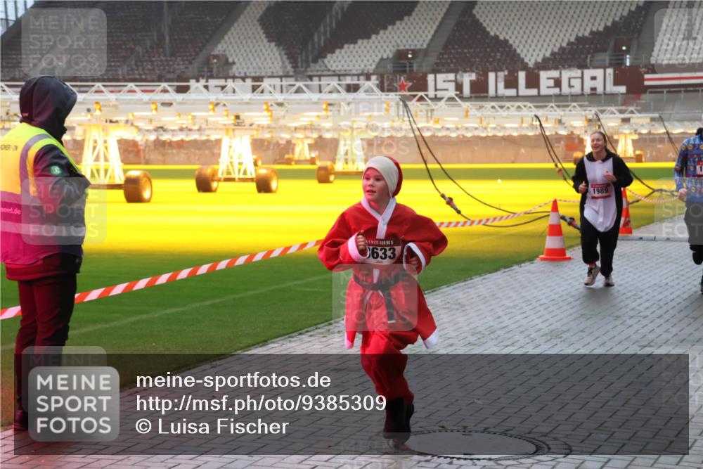 07.12.2025 - St. Pauli X-Mass-Run No. 15 Luisa Fischer http://msf.ph/oto/9385309 07.12.2025 10:17:10 Ziel 15, 633, 1989, 1328, 1620, 1762, 1989, 1997, 2185, 2266, 2694, 2743, 3633, 4356, 4359, 4362, 4363, 4510, 4769 meine-sportfotos.de