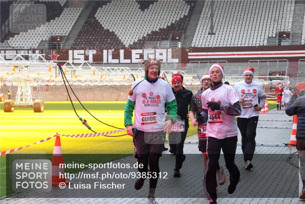 07.12.2025 - St. Pauli X-Mass-Run No. 15 Luisa Fischer http://msf.ph/oto/9385312 07.12.2025 11:34:24 Ziel 4844, 2219, 34, 72, 85, 103, 229, 239, 260, 354, 378, 820, 825, 864, 869, 871, 1001, 1710, 1908, 2056, 2219, 2277, 2280, 2635, 3139, 3253, 3254, 3448, 3549, 3601, 3737, 3740, 4649, 4844 meine-sportfotos.de