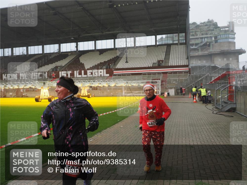 07.12.2025 - St. Pauli X-Mass-Run No. 15 Fabian Wolf http://msf.ph/oto/9385314 07.12.2025 10:13:24 Ziel 1044, 1062, 1126, 1220, 3589, 4081, 4082, 4083, 4664 meine-sportfotos.de