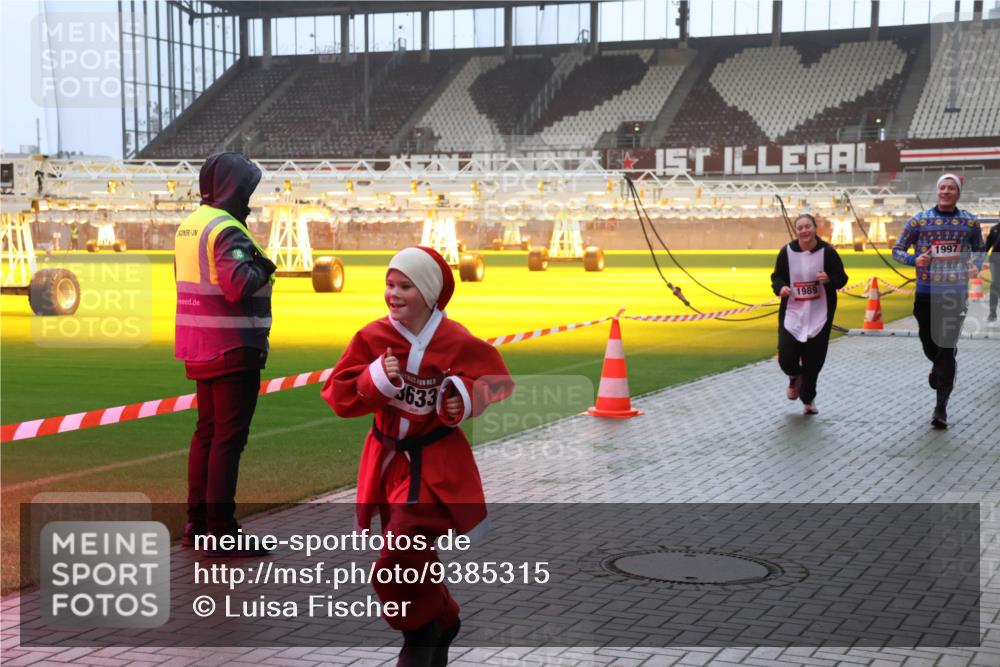 07.12.2025 - St. Pauli X-Mass-Run No. 15 Luisa Fischer http://msf.ph/oto/9385315 07.12.2025 10:17:11 Ziel 3633, 1989, 1997, 1328, 1620, 1762, 1989, 1997, 2185, 2266, 2694, 2743, 3633, 4356, 4359, 4362, 4363, 4510, 4769 meine-sportfotos.de
