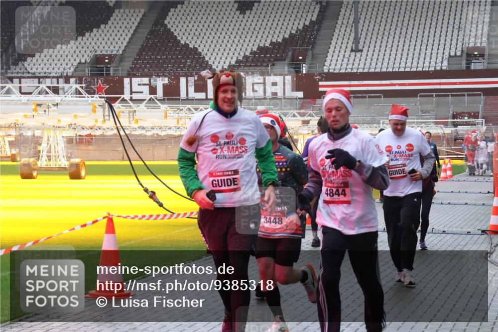 07.12.2025 - St. Pauli X-Mass-Run No. 15 Luisa Fischer http://msf.ph/oto/9385318 07.12.2025 11:34:24 Ziel 3448, 4844, 72, 85, 103, 229, 239, 260, 354, 378, 820, 825, 864, 869, 871, 1001, 1710, 1908, 2056, 2219, 2277, 2280, 2635, 3139, 3253, 3254, 3448, 3549, 3601, 3737, 3740, 4649, 4844 meine-sportfotos.de
