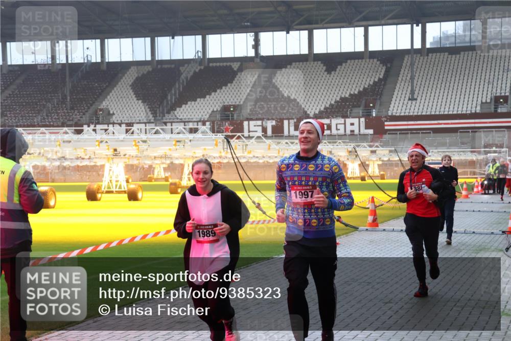 07.12.2025 - St. Pauli X-Mass-Run No. 15 Luisa Fischer http://msf.ph/oto/9385323 07.12.2025 10:17:13 Ziel 5, 1989, 5, 1997, 38, 1328, 1620, 1762, 1989, 1997, 2185, 2266, 2694, 2743, 3229, 3633, 3987, 4356, 4359, 4362, 4363, 4510, 4769 meine-sportfotos.de