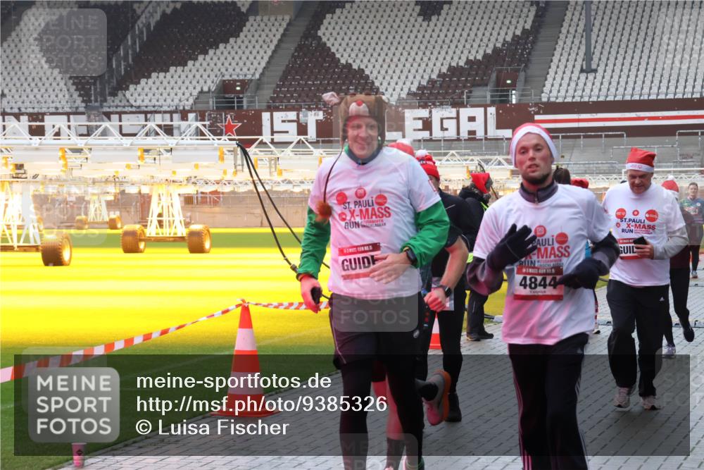 07.12.2025 - St. Pauli X-Mass-Run No. 15 Luisa Fischer http://msf.ph/oto/9385326 07.12.2025 11:34:25 Ziel 5, 4844, 72, 103, 229, 239, 354, 378, 820, 825, 864, 869, 871, 1001, 1710, 1908, 2056, 2219, 2277, 2280, 2635, 3139, 3253, 3254, 3448, 3549, 3601, 3737, 3740, 4649, 4844 meine-sportfotos.de