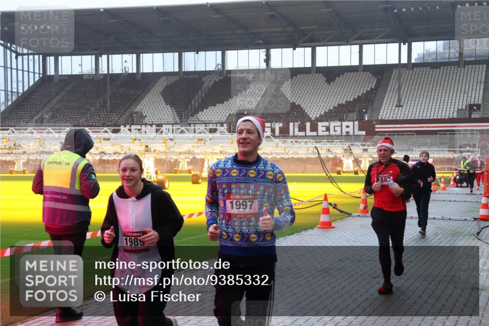 07.12.2025 - St. Pauli X-Mass-Run No. 15 Luisa Fischer http://msf.ph/oto/9385332 07.12.2025 10:17:13 Ziel 5, 1985, 5, 1997, 883, 1328, 1620, 1762, 1989, 1997, 2185, 2266, 2694, 2743, 3229, 3633, 3987, 4356, 4359, 4362, 4363, 4510, 4769 meine-sportfotos.de