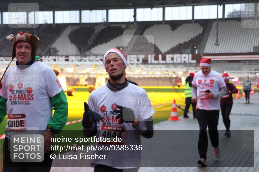 07.12.2025 - St. Pauli X-Mass-Run No. 15 Luisa Fischer http://msf.ph/oto/9385336 07.12.2025 11:34:26 Ziel 15, 4844, 229, 239, 354, 378, 820, 825, 864, 869, 871, 1001, 1710, 1908, 2056, 2219, 2277, 2280, 2635, 3139, 3253, 3254, 3448, 3549, 3601, 3737, 3740, 4649, 4844 meine-sportfotos.de