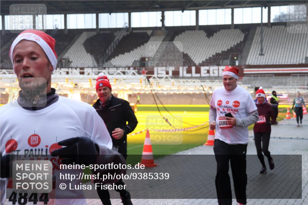 07.12.2025 - St. Pauli X-Mass-Run No. 15 Luisa Fischer http://msf.ph/oto/9385339 07.12.2025 11:34:27 Ziel 15, 4844, 229, 239, 354, 378, 820, 825, 864, 869, 871, 1001, 1710, 1908, 2056, 2219, 2277, 2280, 2635, 3139, 3253, 3448, 3549, 3601, 3737, 3740, 4649, 4844 meine-sportfotos.de
