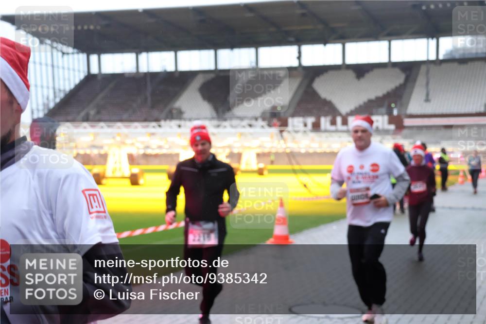 07.12.2025 - St. Pauli X-Mass-Run No. 15 Luisa Fischer http://msf.ph/oto/9385342 07.12.2025 11:34:27 Ziel 229, 239, 354, 378, 820, 825, 864, 869, 871, 1001, 1710, 1908, 2056, 2219, 2277, 2280, 2635, 3139, 3253, 3448, 3549, 3601, 3737, 3740, 4649, 4844 meine-sportfotos.de