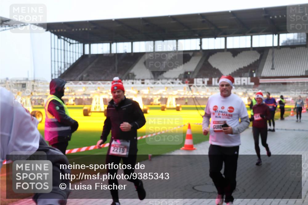 07.12.2025 - St. Pauli X-Mass-Run No. 15 Luisa Fischer http://msf.ph/oto/9385343 07.12.2025 11:34:28 Ziel 2219, 229, 239, 354, 378, 820, 825, 864, 869, 871, 1001, 1710, 1908, 2056, 2219, 2277, 2280, 2635, 3139, 3253, 3448, 3549, 3601, 3737, 3740, 4649, 4844 meine-sportfotos.de