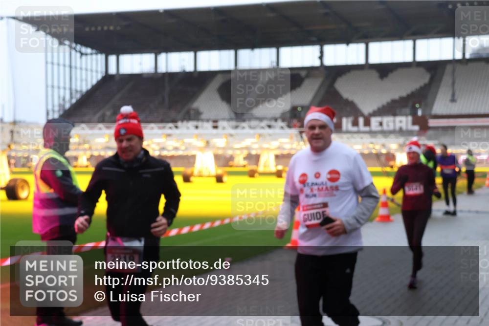 07.12.2025 - St. Pauli X-Mass-Run No. 15 Luisa Fischer http://msf.ph/oto/9385345 07.12.2025 11:34:28 Ziel 2219, 229, 239, 354, 378, 820, 825, 864, 869, 871, 1001, 1710, 1908, 2056, 2219, 2277, 2280, 2635, 3139, 3253, 3448, 3549, 3601, 3737, 3740, 4649, 4844 meine-sportfotos.de