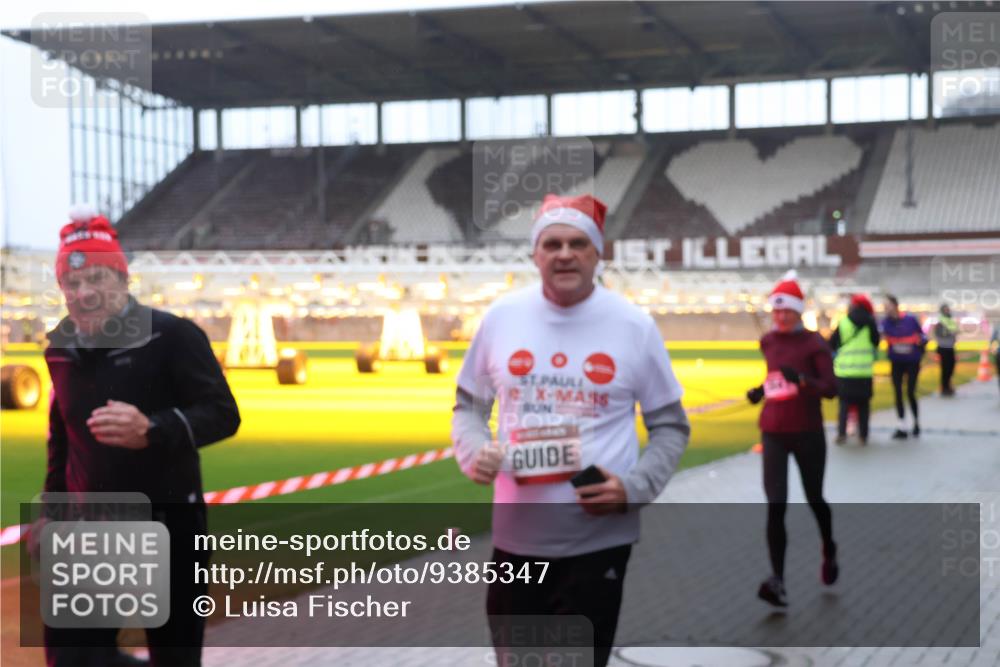 07.12.2025 - St. Pauli X-Mass-Run No. 15 Luisa Fischer http://msf.ph/oto/9385347 07.12.2025 11:34:28 Ziel 2219, 229, 239, 354, 378, 820, 825, 864, 869, 871, 1001, 1710, 1908, 2056, 2219, 2277, 2280, 2635, 3139, 3253, 3448, 3549, 3601, 3737, 3740, 4649, 4844 meine-sportfotos.de