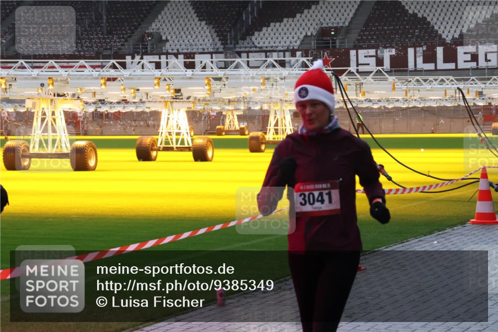 07.12.2025 - St. Pauli X-Mass-Run No. 15 Luisa Fischer http://msf.ph/oto/9385349 07.12.2025 11:34:30 Ziel 3041, 229, 239, 354, 378, 820, 825, 864, 869, 871, 1001, 1710, 1908, 2056, 2219, 2277, 2280, 2635, 3139, 3387, 3448, 3549, 3601, 3737, 3740, 4649, 4844 meine-sportfotos.de