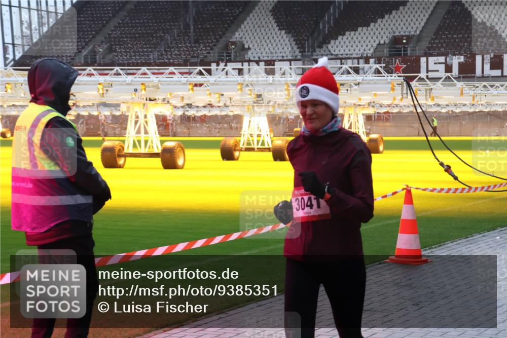 07.12.2025 - St. Pauli X-Mass-Run No. 15 Luisa Fischer http://msf.ph/oto/9385351 07.12.2025 11:34:30 Ziel 3041, 229, 239, 354, 378, 820, 825, 864, 869, 871, 1001, 1710, 1908, 2056, 2219, 2277, 2280, 2635, 3139, 3387, 3448, 3549, 3601, 3737, 3740, 4649, 4844 meine-sportfotos.de
