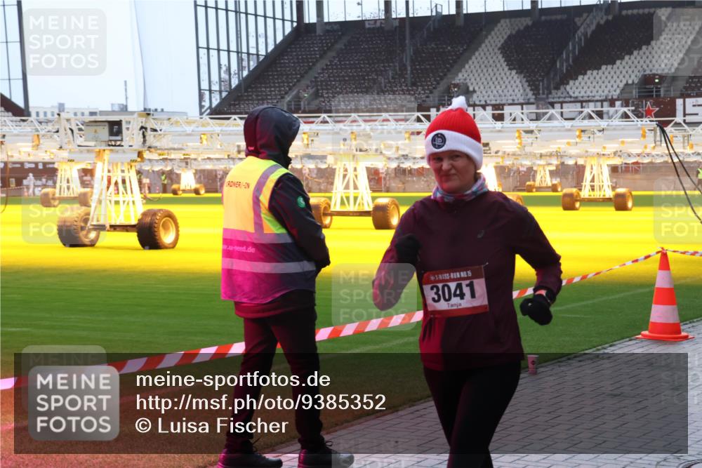 07.12.2025 - St. Pauli X-Mass-Run No. 15 Luisa Fischer http://msf.ph/oto/9385352 07.12.2025 11:34:30 Ziel 15, 3041, 229, 239, 354, 378, 820, 825, 864, 869, 871, 1001, 1710, 1908, 2056, 2219, 2277, 2280, 2635, 3139, 3387, 3448, 3549, 3601, 3737, 3740, 4649, 4844 meine-sportfotos.de
