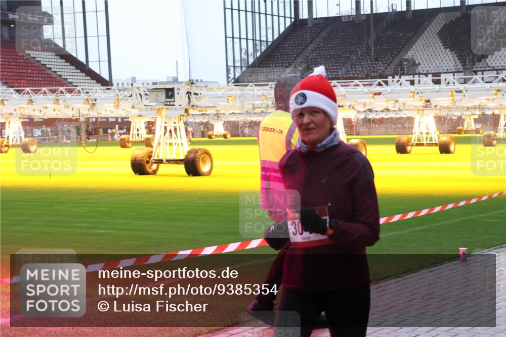 07.12.2025 - St. Pauli X-Mass-Run No. 15 Luisa Fischer http://msf.ph/oto/9385354 07.12.2025 11:34:31 Ziel 30, 229, 239, 354, 378, 820, 825, 864, 869, 871, 1001, 1710, 1908, 2056, 2219, 2277, 2280, 2635, 2809, 3139, 3387, 3448, 3549, 3601, 3737, 3740, 4844 meine-sportfotos.de