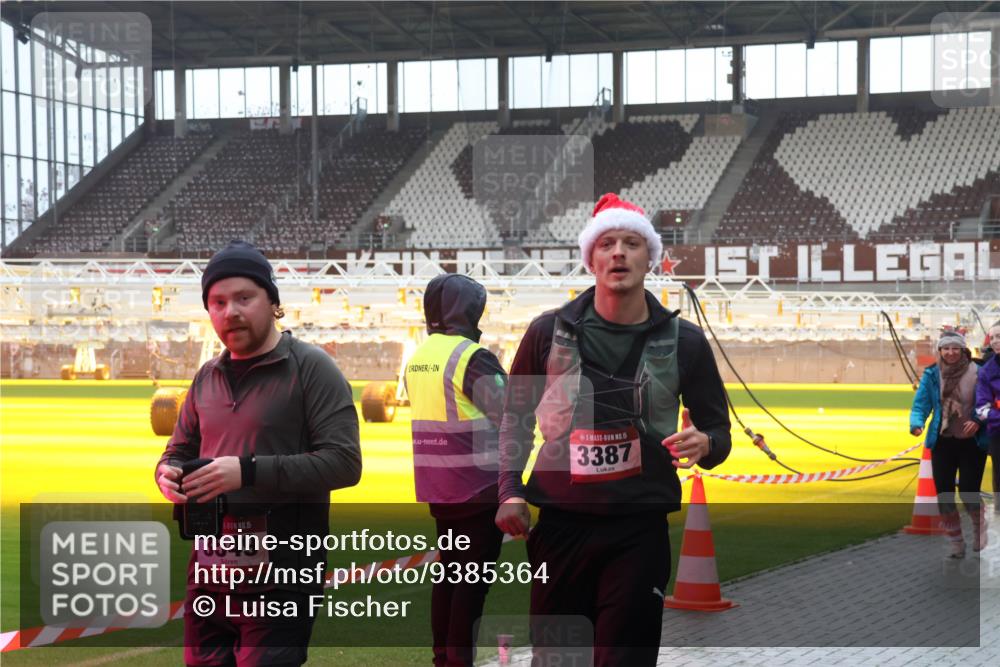07.12.2025 - St. Pauli X-Mass-Run No. 15 Luisa Fischer http://msf.ph/oto/9385364 07.12.2025 11:34:46 Ziel 15, 3549, 15, 3387, 704, 782, 820, 825, 864, 869, 871, 1001, 1710, 1908, 2056, 2277, 2280, 2635, 2809, 3139, 3387, 3448, 3549, 4844 meine-sportfotos.de