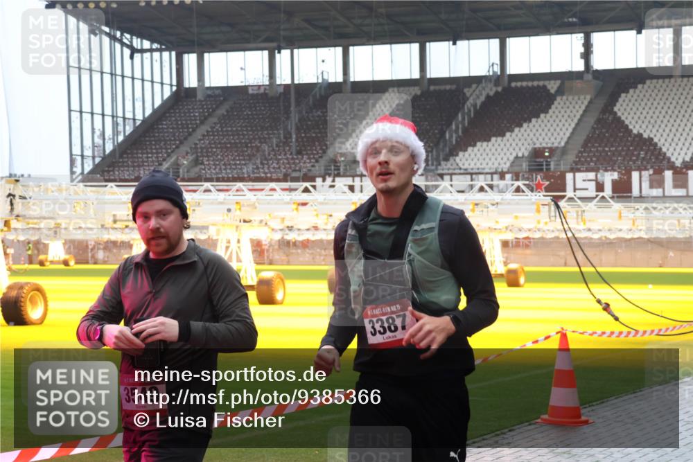 07.12.2025 - St. Pauli X-Mass-Run No. 15 Luisa Fischer http://msf.ph/oto/9385366 07.12.2025 11:34:46 Ziel 15, 3549, 15, 3387, 704, 782, 820, 825, 864, 869, 871, 1001, 1710, 1908, 2056, 2277, 2280, 2635, 2809, 3139, 3387, 3448, 3549, 4844 meine-sportfotos.de