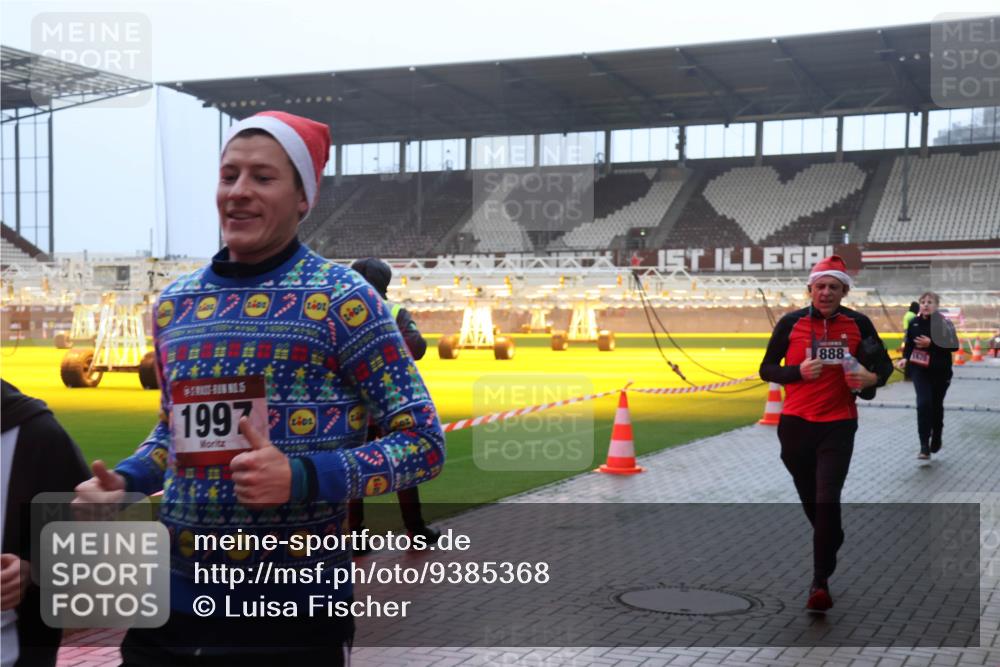 07.12.2025 - St. Pauli X-Mass-Run No. 15 Luisa Fischer http://msf.ph/oto/9385368 07.12.2025 10:17:14 Ziel 2402, 1402, 1997, 888, 1420, 1620, 1762, 1989, 1997, 2185, 2266, 2694, 3229, 3633, 3987, 4356, 4359, 4362, 4363, 4510, 4769 meine-sportfotos.de