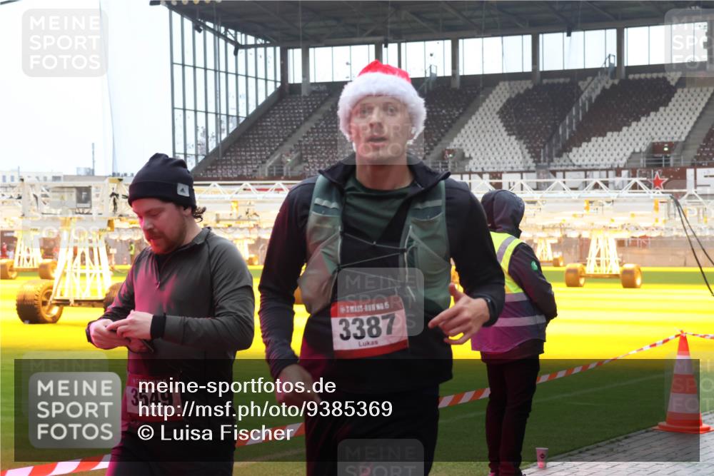 07.12.2025 - St. Pauli X-Mass-Run No. 15 Luisa Fischer http://msf.ph/oto/9385369 07.12.2025 11:34:46 Ziel 15, 3549, 15, 3387, 704, 782, 820, 825, 864, 869, 871, 1001, 1710, 1908, 2056, 2277, 2280, 2635, 2809, 3139, 3387, 3448, 3549, 4844 meine-sportfotos.de