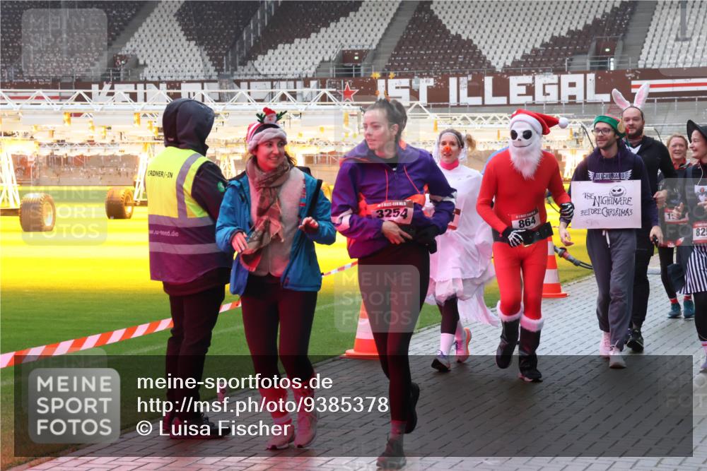 07.12.2025 - St. Pauli X-Mass-Run No. 15 Luisa Fischer http://msf.ph/oto/9385378 07.12.2025 11:34:50 Ziel 3254, 864, 19, 825, 704, 782, 820, 825, 864, 869, 871, 1001, 1710, 1908, 2277, 2280, 2456, 2458, 2635, 2809, 3139, 3387, 3448, 3549, 4844 meine-sportfotos.de