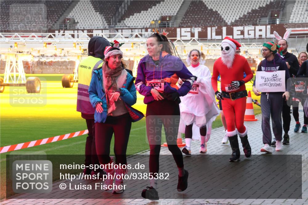 07.12.2025 - St. Pauli X-Mass-Run No. 15 Luisa Fischer http://msf.ph/oto/9385382 07.12.2025 11:34:50 Ziel 3254, 1, 01, 86, 1908, 704, 782, 820, 825, 864, 869, 871, 1001, 1710, 1908, 2277, 2280, 2456, 2458, 2635, 2809, 3139, 3387, 3448, 3549, 4844 meine-sportfotos.de
