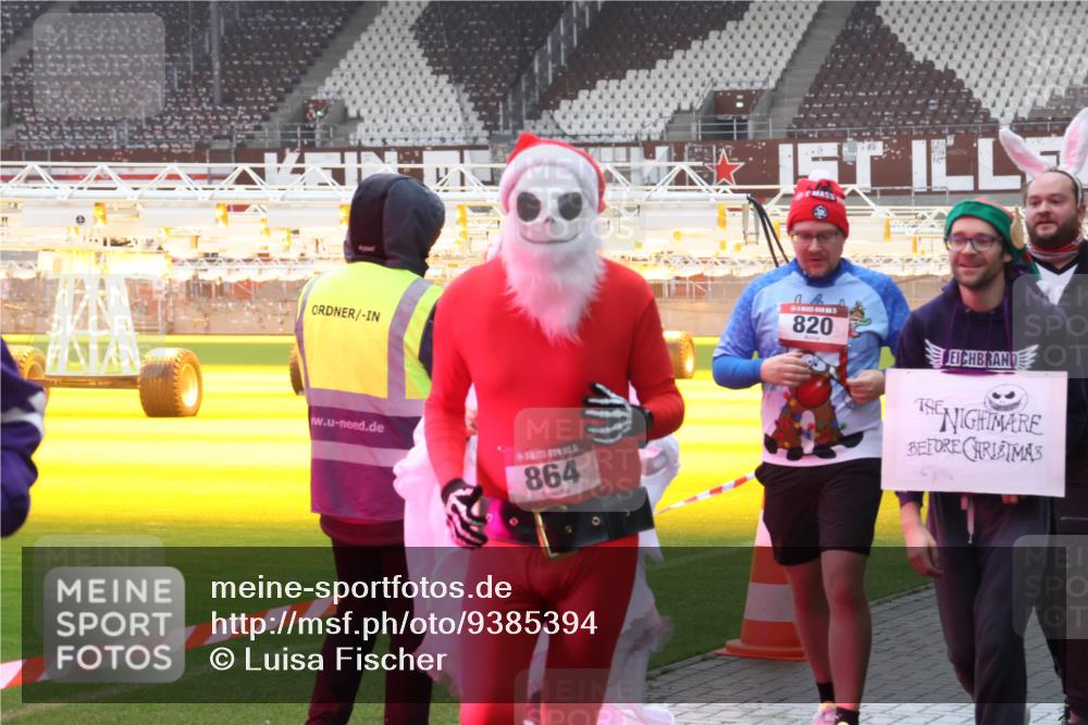 07.12.2025 - St. Pauli X-Mass-Run No. 15 Luisa Fischer http://msf.ph/oto/9385394 07.12.2025 11:34:52 Ziel 864, 820, 704, 782, 820, 825, 864, 869, 871, 1001, 1710, 1908, 2277, 2280, 2456, 2458, 2635, 2704, 2706, 2809, 3139, 3387, 3448, 3549 meine-sportfotos.de
