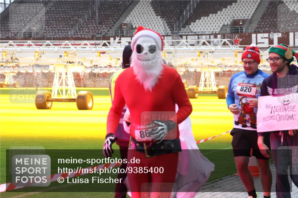 07.12.2025 - St. Pauli X-Mass-Run No. 15 Luisa Fischer http://msf.ph/oto/9385400 07.12.2025 11:34:52 Ziel 86, 820, 704, 782, 820, 825, 864, 869, 871, 1001, 1710, 1908, 2277, 2280, 2456, 2458, 2635, 2704, 2706, 2809, 3139, 3387, 3448, 3549 meine-sportfotos.de