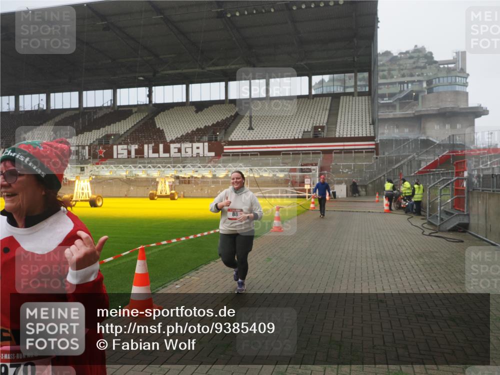 07.12.2025 - St. Pauli X-Mass-Run No. 15 Fabian Wolf http://msf.ph/oto/9385409 07.12.2025 10:13:39 Ziel 88, 970, 1699, 2905 meine-sportfotos.de