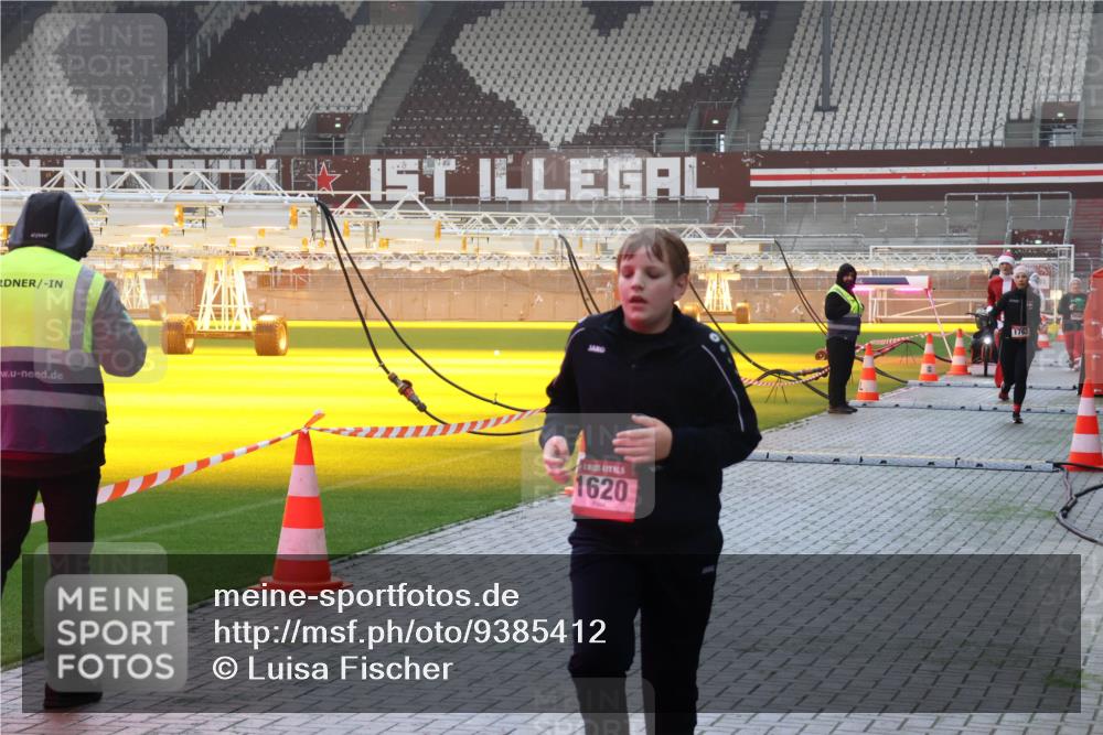 07.12.2025 - St. Pauli X-Mass-Run No. 15 Luisa Fischer http://msf.ph/oto/9385412 07.12.2025 10:17:17 Ziel 1620, 1762, 1620, 1762, 1989, 1997, 2185, 2266, 2694, 3229, 3633, 3987, 4356, 4359, 4362, 4363, 4510, 4769 meine-sportfotos.de