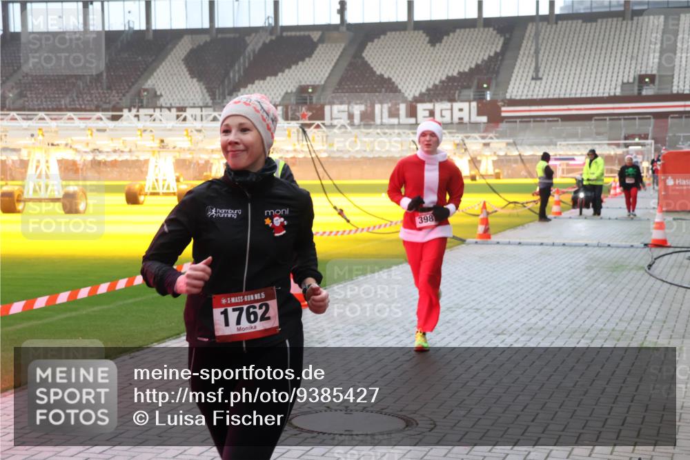 07.12.2025 - St. Pauli X-Mass-Run No. 15 Luisa Fischer http://msf.ph/oto/9385427 07.12.2025 10:17:26 Ziel 5, 1762, 398, 257, 268, 1620, 1762, 1989, 1997, 2185, 2266, 2694, 3229, 3522, 3633, 3874, 3987, 4114, 4356, 4359, 4362, 4363, 4510, 4764, 4769 meine-sportfotos.de