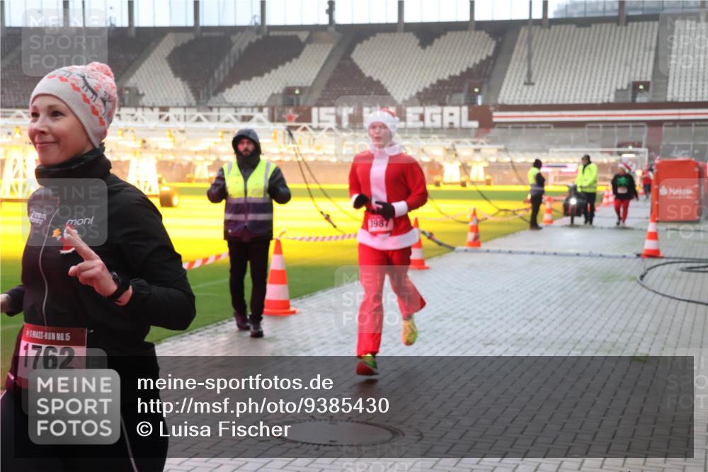 07.12.2025 - St. Pauli X-Mass-Run No. 15 Luisa Fischer http://msf.ph/oto/9385430 07.12.2025 10:17:26 Ziel 1987, 15, 1762, 257, 268, 1620, 1762, 1989, 1997, 2185, 2266, 2694, 3229, 3522, 3633, 3874, 3987, 4114, 4356, 4359, 4362, 4363, 4510, 4764, 4769 meine-sportfotos.de