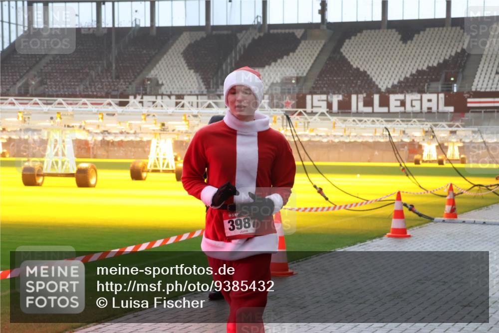 07.12.2025 - St. Pauli X-Mass-Run No. 15 Luisa Fischer http://msf.ph/oto/9385432 07.12.2025 10:17:27 Ziel 3987, 257, 268, 1620, 1762, 1989, 1997, 2185, 2266, 2694, 3229, 3522, 3633, 3874, 3987, 4114, 4356, 4359, 4363, 4510, 4764, 4769 meine-sportfotos.de