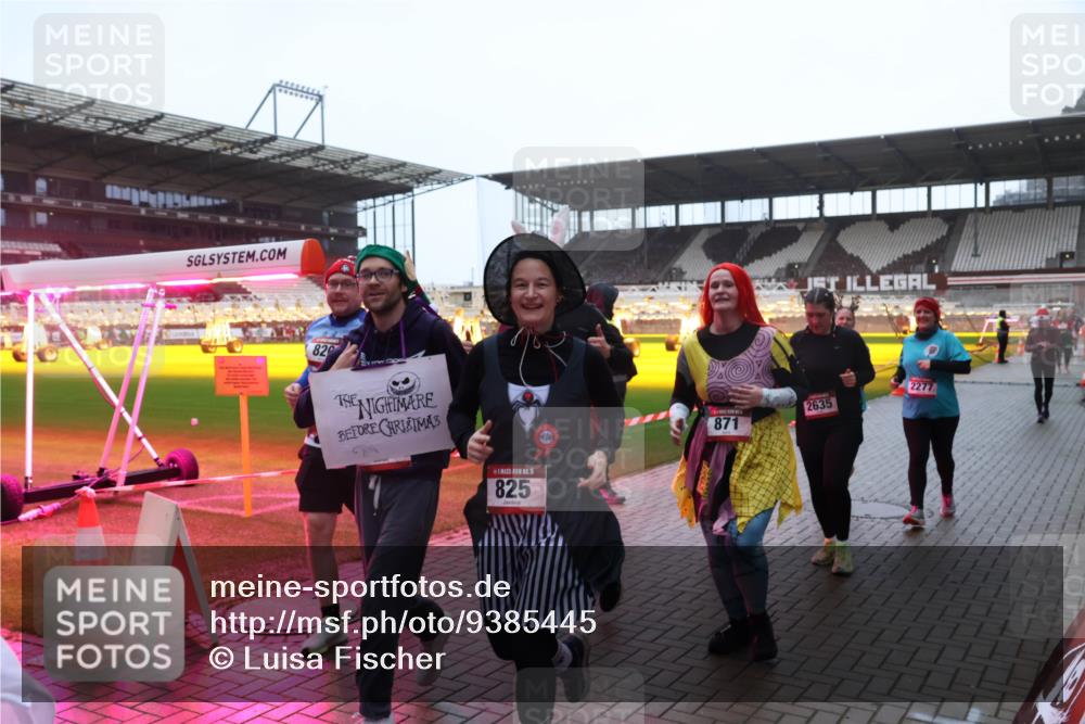 07.12.2025 - St. Pauli X-Mass-Run No. 15 Luisa Fischer http://msf.ph/oto/9385445 07.12.2025 11:34:56 Ziel 820, 5, 825, 871, 2635, 2277, 704, 782, 820, 825, 864, 869, 871, 1001, 1710, 1908, 2277, 2280, 2456, 2458, 2635, 2704, 2706, 2809, 3387, 3448 meine-sportfotos.de