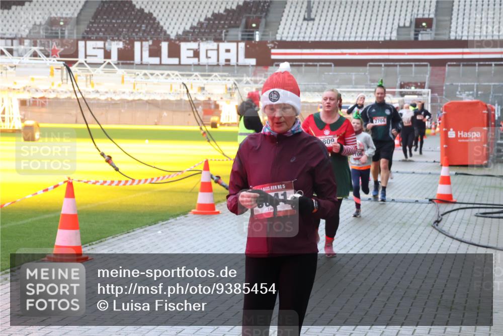 07.12.2025 - St. Pauli X-Mass-Run No. 15 Luisa Fischer http://msf.ph/oto/9385454 07.12.2025 11:35:03 Ziel 15, 809, 2704, 316, 704, 782, 820, 825, 864, 869, 871, 1001, 1710, 1908, 2277, 2280, 2413, 2456, 2458, 2635, 2704, 2706, 2809, 3387 meine-sportfotos.de