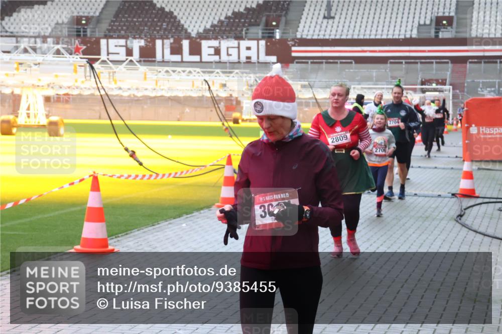 07.12.2025 - St. Pauli X-Mass-Run No. 15 Luisa Fischer http://msf.ph/oto/9385455 07.12.2025 11:35:03 Ziel 15, 30, 2809, 2706, 2704, 316, 704, 782, 820, 825, 864, 869, 871, 1001, 1710, 1908, 2277, 2280, 2413, 2456, 2458, 2635, 2704, 2706, 2809, 3387 meine-sportfotos.de