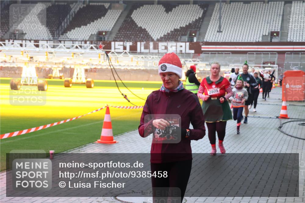 07.12.2025 - St. Pauli X-Mass-Run No. 15 Luisa Fischer http://msf.ph/oto/9385458 07.12.2025 11:35:04 Ziel 30, 40, 15, 2809, 2706, 316, 704, 782, 820, 825, 864, 869, 871, 1001, 1710, 1908, 2277, 2280, 2413, 2456, 2458, 2635, 2704, 2706, 2809, 3387 meine-sportfotos.de