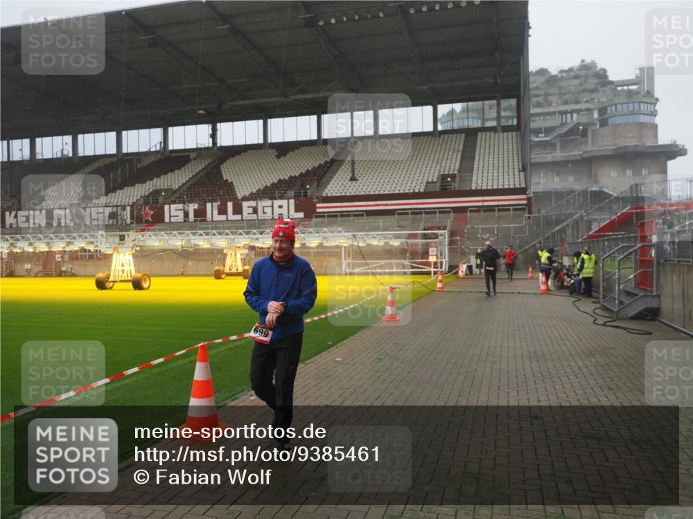 07.12.2025 - St. Pauli X-Mass-Run No. 15 Fabian Wolf http://msf.ph/oto/9385461 07.12.2025 10:13:48 Ziel 88, 1699, 2905, 2951 meine-sportfotos.de