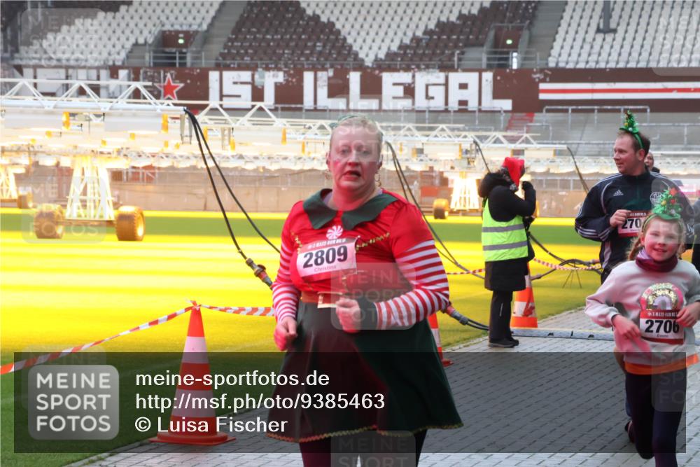 07.12.2025 - St. Pauli X-Mass-Run No. 15 Luisa Fischer http://msf.ph/oto/9385463 07.12.2025 11:35:06 Ziel 2809, 270, 2706, 316, 704, 782, 820, 825, 864, 869, 871, 1001, 1710, 1908, 2277, 2280, 2413, 2456, 2458, 2635, 2704, 2706, 2809, 3387 meine-sportfotos.de