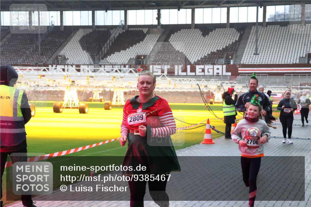 07.12.2025 - St. Pauli X-Mass-Run No. 15 Luisa Fischer http://msf.ph/oto/9385467 07.12.2025 11:35:07 Ziel 2809, 422, 2706, 782, 316, 704, 782, 820, 825, 864, 869, 871, 1001, 1710, 1908, 2277, 2280, 2413, 2456, 2458, 2635, 2704, 2706, 2809, 3005, 3387 meine-sportfotos.de