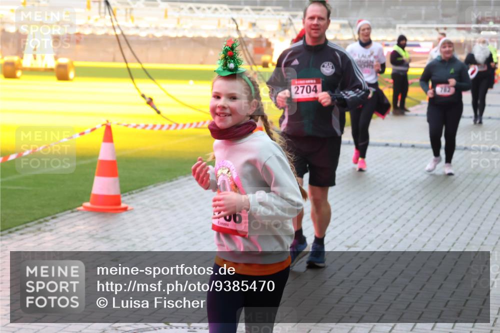 07.12.2025 - St. Pauli X-Mass-Run No. 15 Luisa Fischer http://msf.ph/oto/9385470 07.12.2025 11:35:08 Ziel 2704, 782, 316, 704, 782, 820, 864, 869, 871, 1001, 1908, 2277, 2280, 2413, 2456, 2458, 2635, 2704, 2706, 2809, 3005, 3387 meine-sportfotos.de