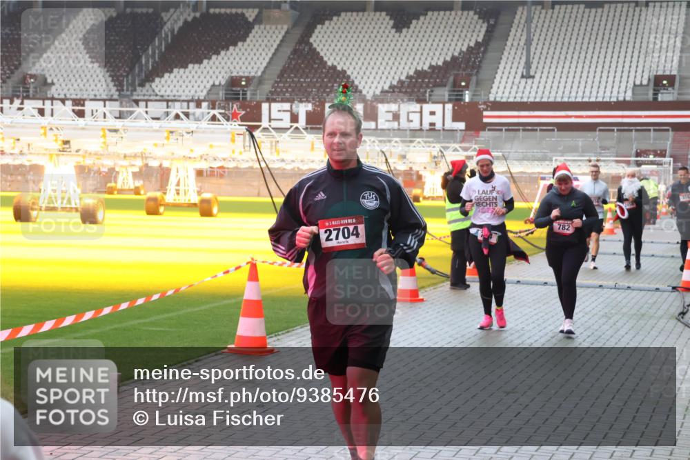 07.12.2025 - St. Pauli X-Mass-Run No. 15 Luisa Fischer http://msf.ph/oto/9385476 07.12.2025 11:35:09 Ziel 15, 2704, 782, 316, 2450, 316, 704, 782, 820, 869, 871, 1908, 2277, 2280, 2413, 2456, 2458, 2635, 2704, 2706, 2809, 3005, 3387 meine-sportfotos.de
