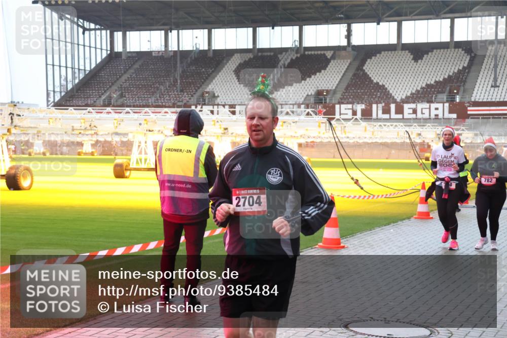 07.12.2025 - St. Pauli X-Mass-Run No. 15 Luisa Fischer http://msf.ph/oto/9385484 07.12.2025 11:35:10 Ziel 15, 2704, 782, 316, 704, 782, 1908, 2277, 2280, 2413, 2456, 2458, 2635, 2704, 2706, 2809, 3005, 3387 meine-sportfotos.de