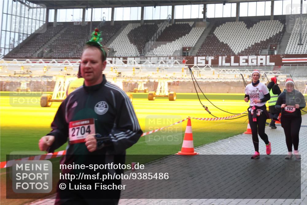 07.12.2025 - St. Pauli X-Mass-Run No. 15 Luisa Fischer http://msf.ph/oto/9385486 07.12.2025 11:35:10 Ziel 2704, 782, 316, 704, 782, 1908, 2277, 2280, 2413, 2456, 2458, 2635, 2704, 2706, 2809, 3005, 3387 meine-sportfotos.de