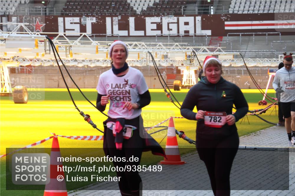07.12.2025 - St. Pauli X-Mass-Run No. 15 Luisa Fischer http://msf.ph/oto/9385489 07.12.2025 11:35:11 Ziel 782, 2456, 316, 704, 782, 1908, 2277, 2280, 2413, 2456, 2458, 2635, 2704, 2706, 2809, 3005, 3387 meine-sportfotos.de