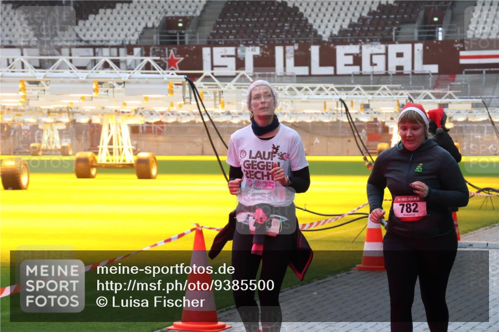 07.12.2025 - St. Pauli X-Mass-Run No. 15 Luisa Fischer http://msf.ph/oto/9385500 07.12.2025 11:35:11 Ziel 2025, 15, 782, 316, 704, 782, 1908, 2277, 2280, 2413, 2456, 2458, 2635, 2704, 2706, 2809, 3005, 3387 meine-sportfotos.de