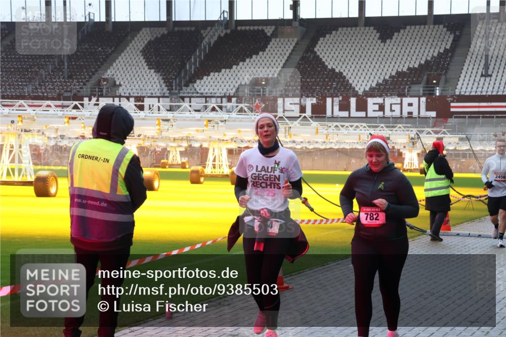 07.12.2025 - St. Pauli X-Mass-Run No. 15 Luisa Fischer http://msf.ph/oto/9385503 07.12.2025 11:35:12 Ziel 2025, 5, 782, 2456, 316, 704, 782, 2277, 2280, 2413, 2456, 2458, 2481, 2704, 2706, 2809, 3005, 3387 meine-sportfotos.de