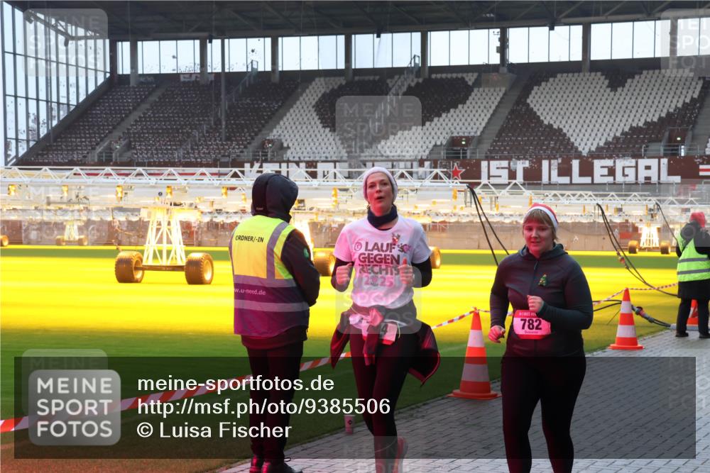 07.12.2025 - St. Pauli X-Mass-Run No. 15 Luisa Fischer http://msf.ph/oto/9385506 07.12.2025 11:35:12 Ziel 2925, 782, 316, 704, 782, 2277, 2280, 2413, 2456, 2458, 2481, 2704, 2706, 2809, 3005, 3387 meine-sportfotos.de