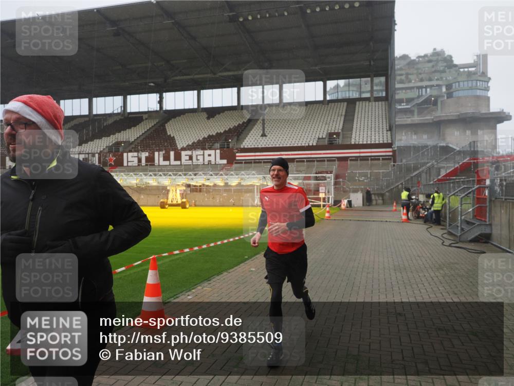 07.12.2025 - St. Pauli X-Mass-Run No. 15 Fabian Wolf http://msf.ph/oto/9385509 07.12.2025 10:13:55 Ziel 1699, 2951, 4371 meine-sportfotos.de